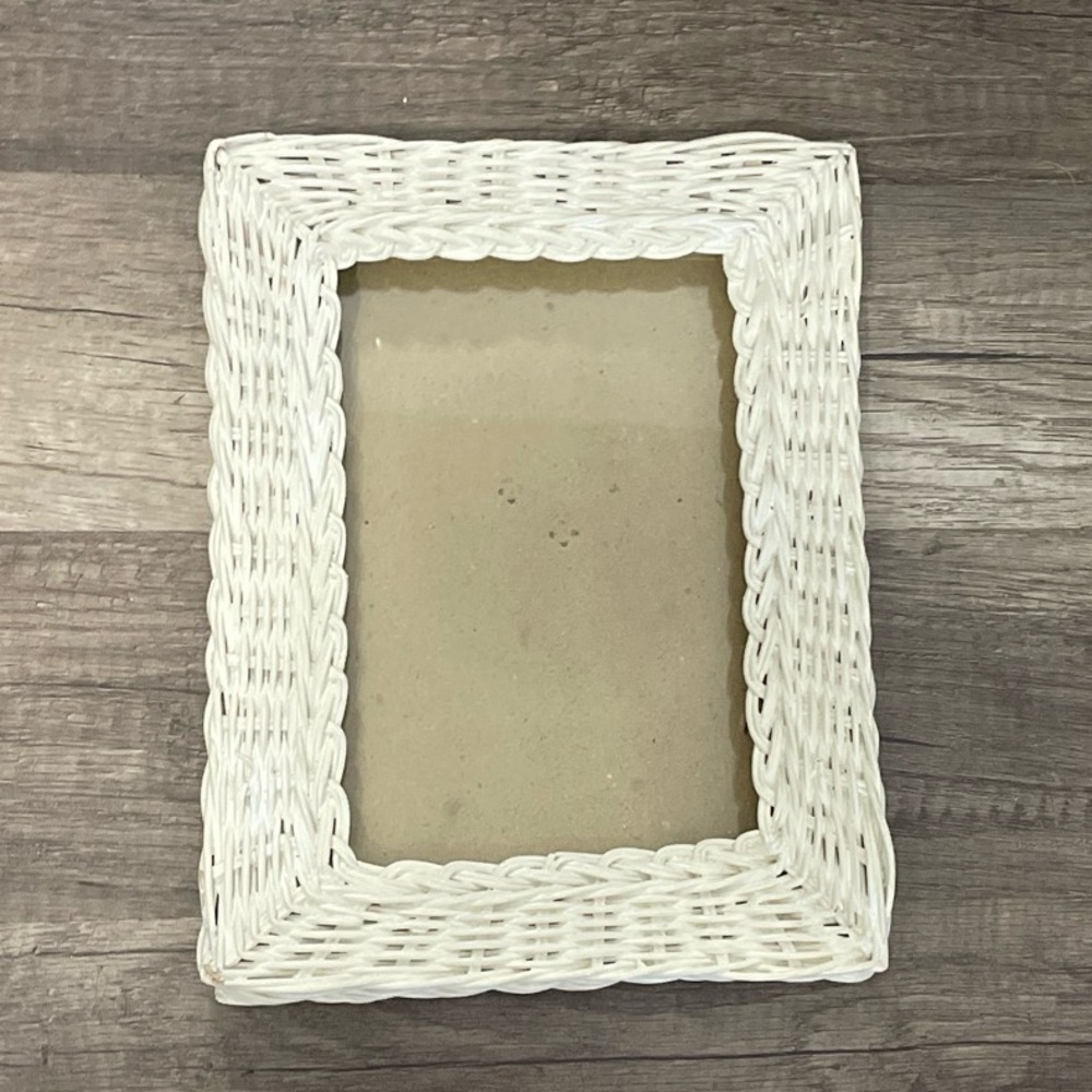 White Wicker✨ Picture Frame Boho Cottagecore ✨VTG Black Velour Back